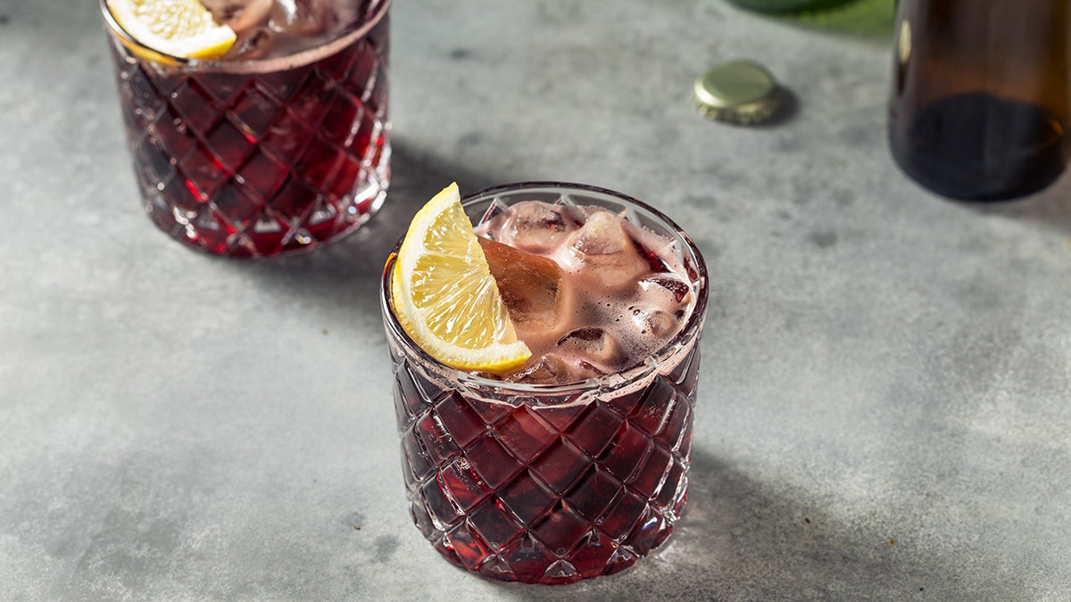 kalimotxo with lemon and ice in cup