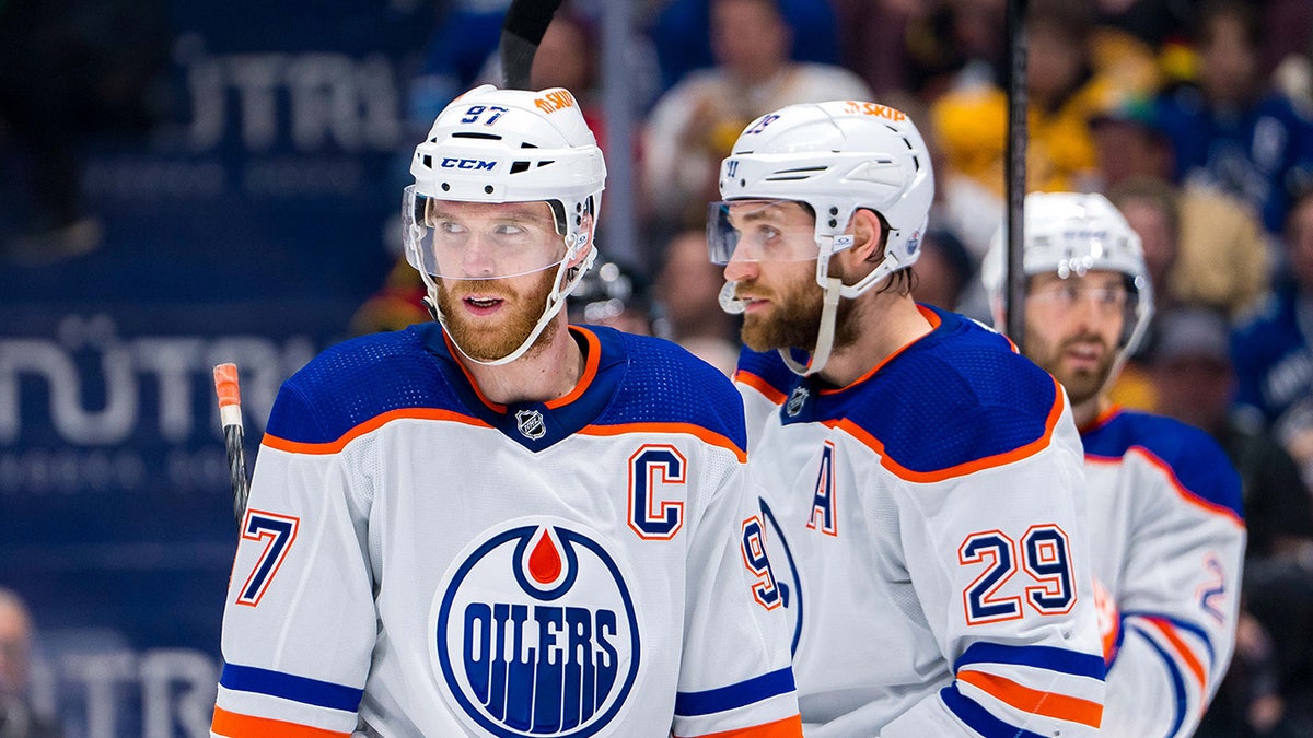 Leon Drysitol i Konner McDavid Spic