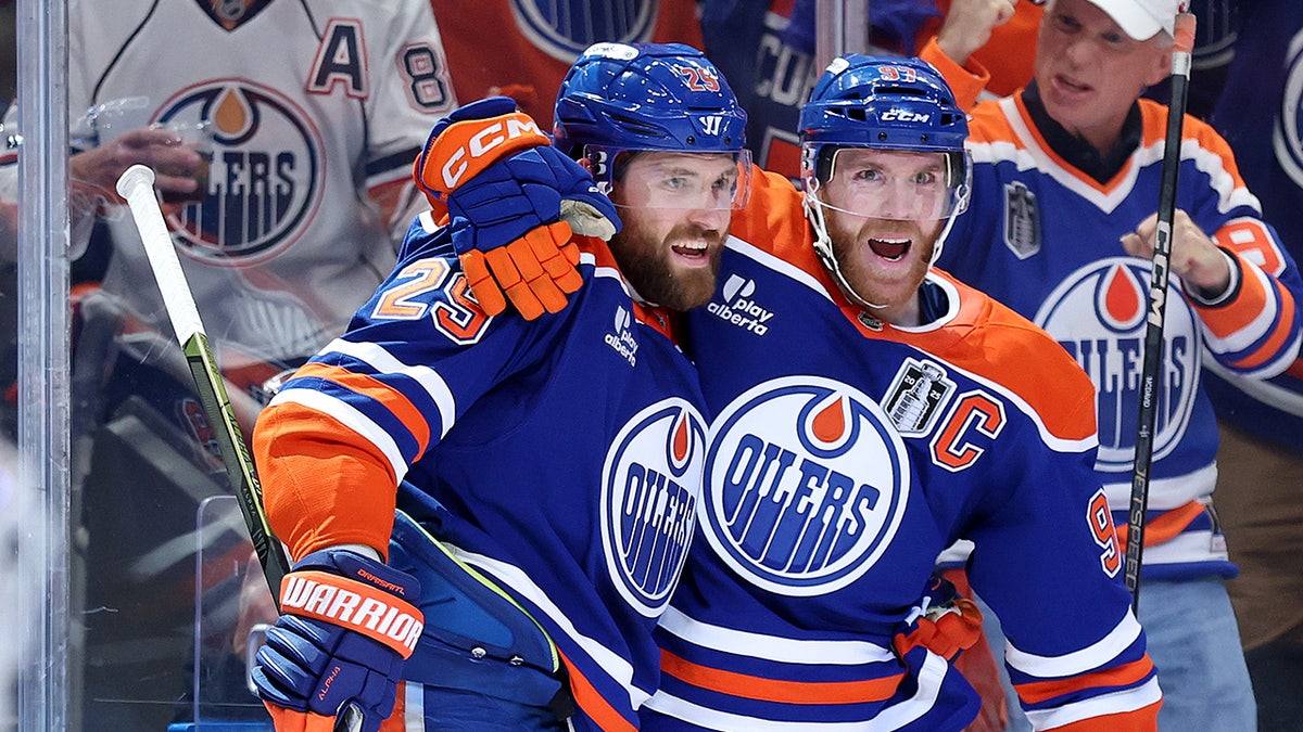 Leon Draisaitl and Connor McDavid celebrate goal