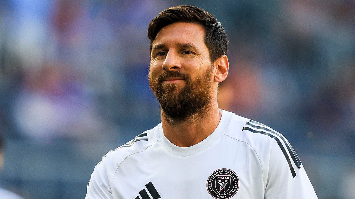 Coldplay singer Chris Martin serenades MLS star Lionel Messi, his wife at concert Coldplay singer Chris Martin serenades MLS star Lionel Messi, his wife at concert