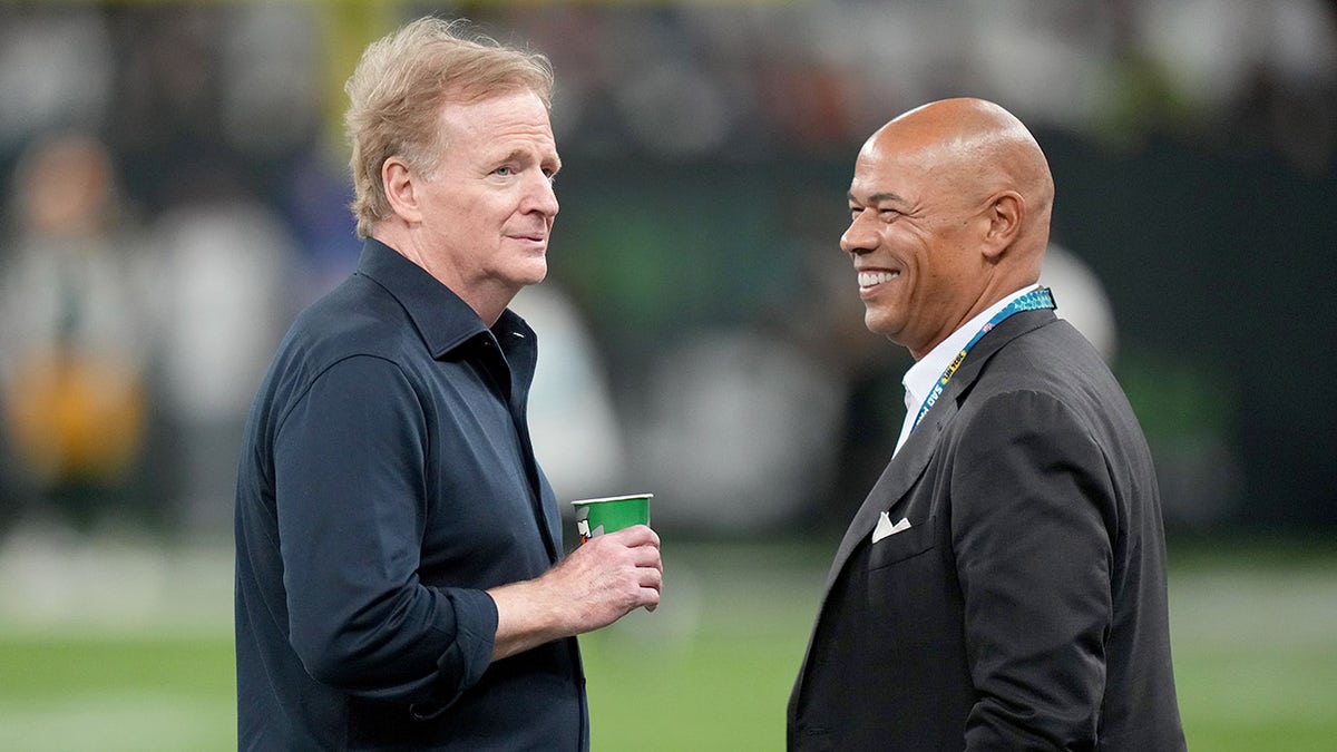 Roger Goodell y Lloyd Howell hablan