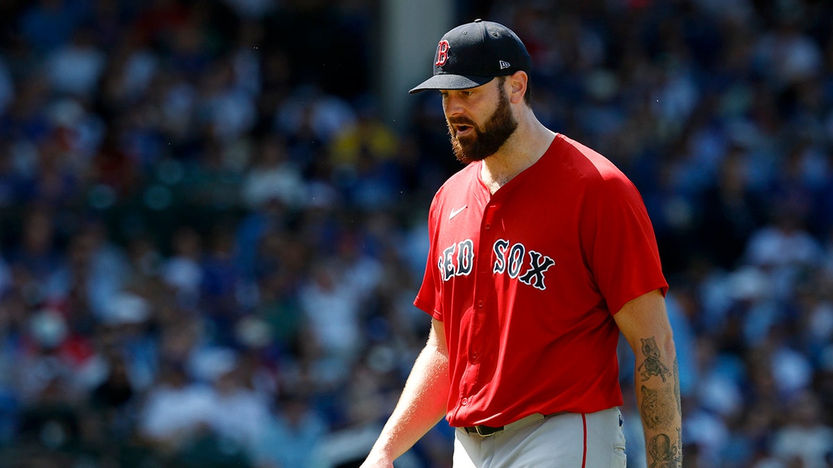 Lucas Giolito leaves the mound