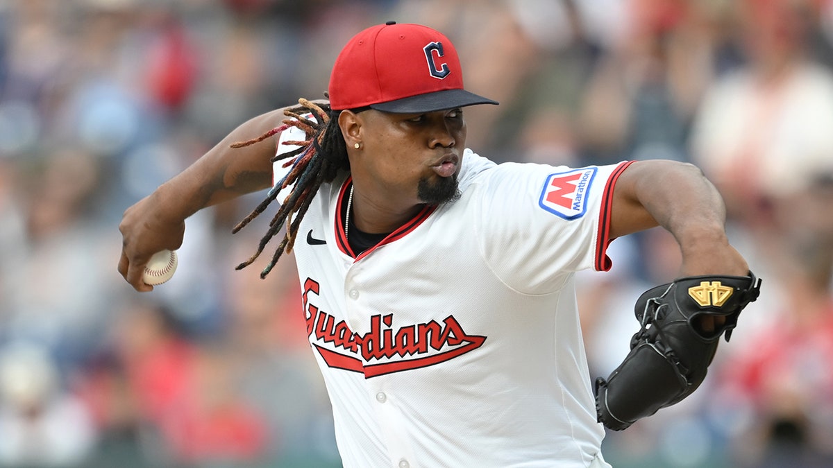 Luis Ortiz pitches