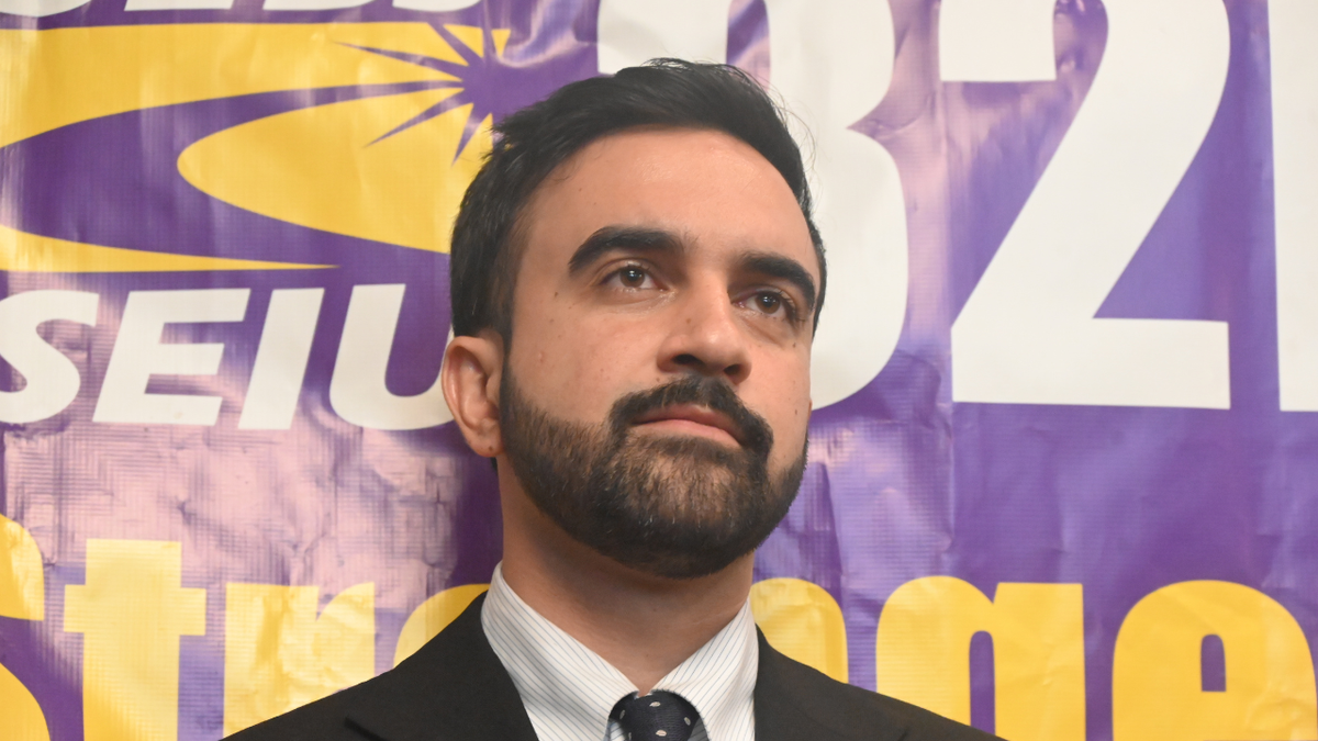 Mamdani close-up with Seiu Banner behind him