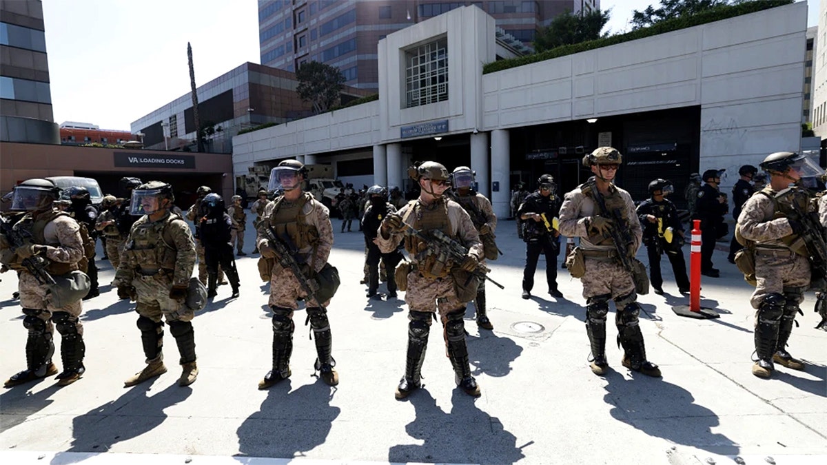 Marine empregou para Los Angeles durante protestos anti -ácego