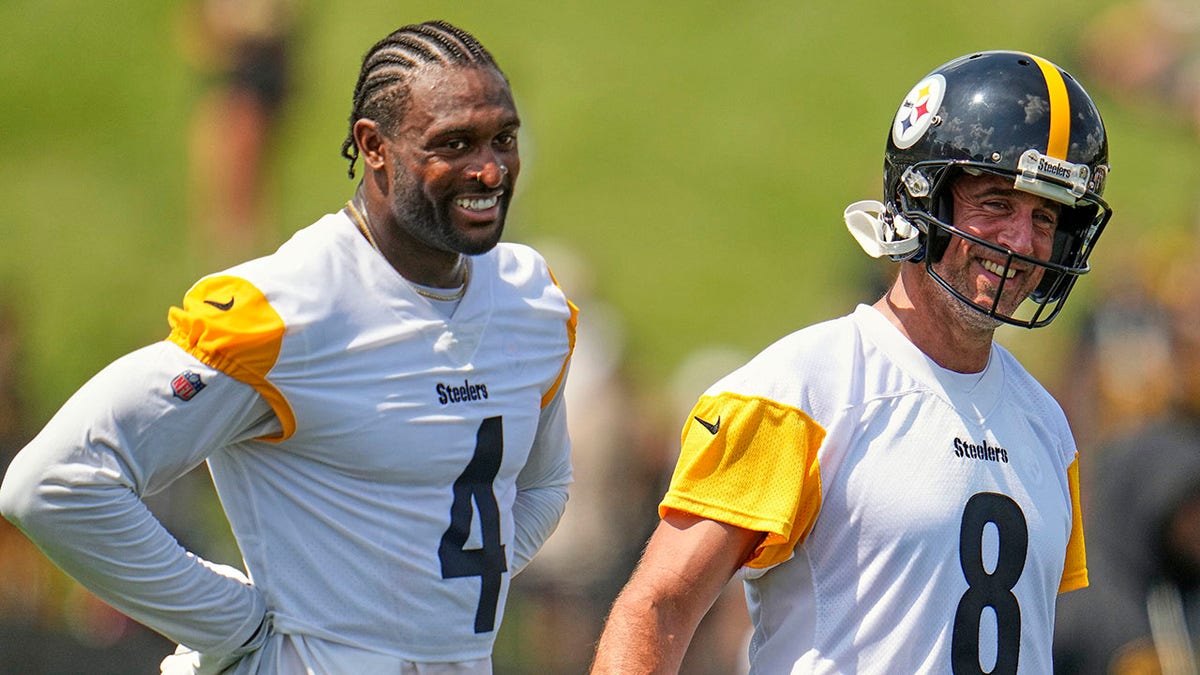 Aaron Rodgers and D.K. Metcalf at training camp
