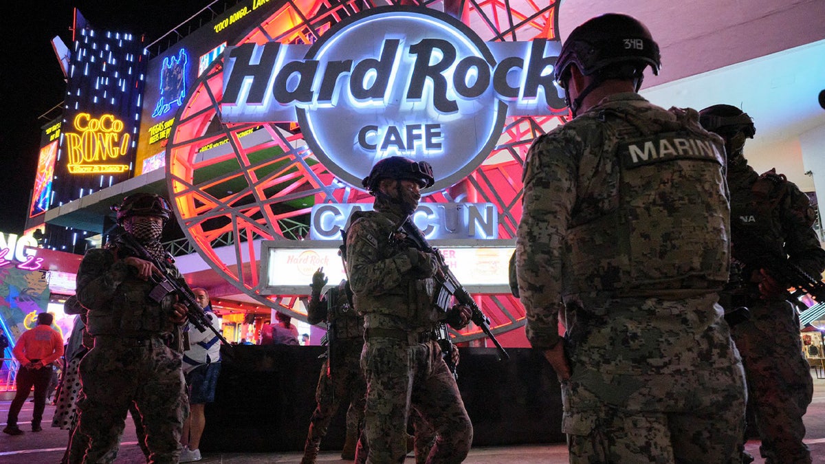 Meksiko militer di depan Hard Rock Cafe.