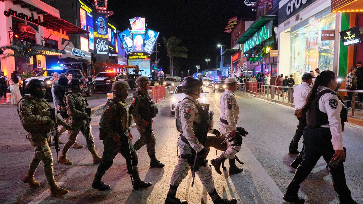 Jalan -jalan penegak hukum di jalanan Meksiko di malam hari.