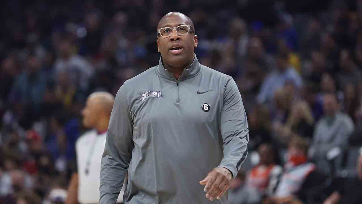 Mike Brown coaches a game