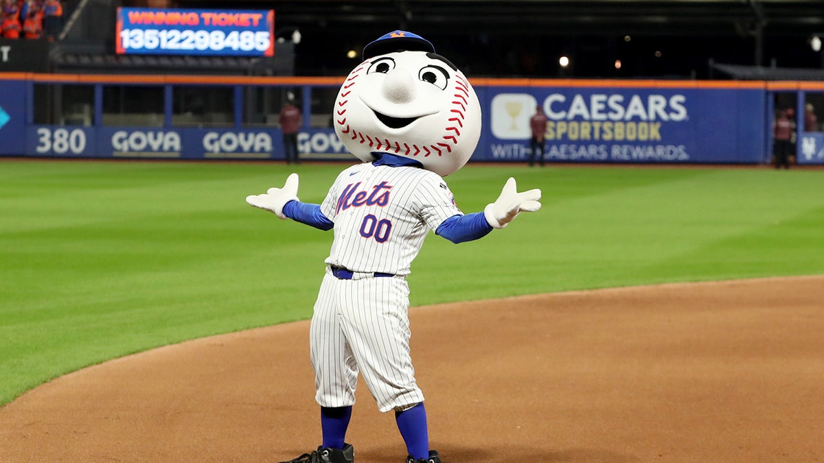 Mr. Met performs