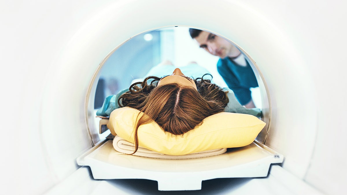 Paciente femenina que ingresa a la resonancia magnética