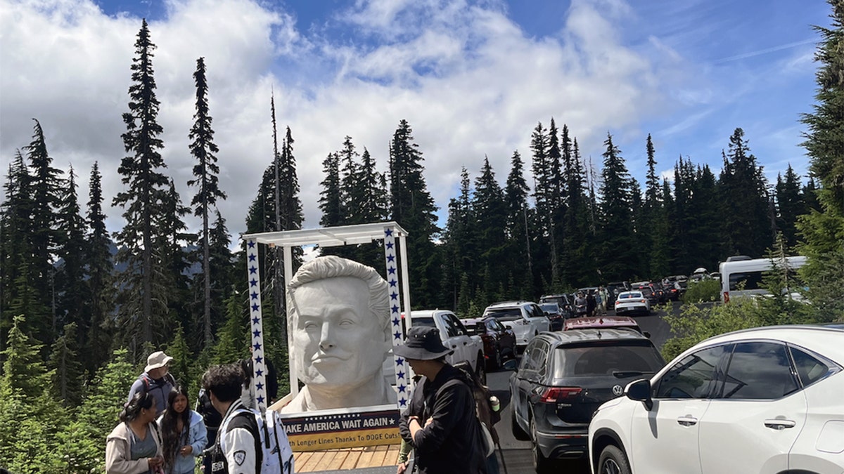 Elon Musk sculpture stuck in traffic at Mt. Rainier National Park
