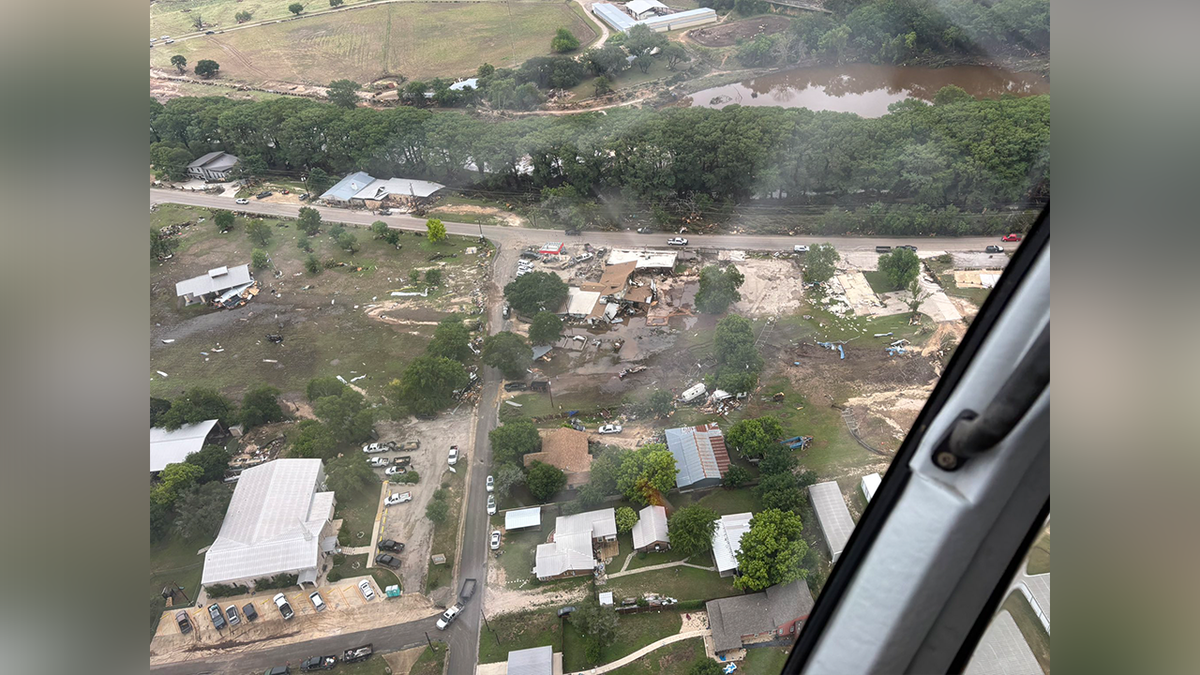 O deputado Chip Roy compartilhou fotos de helicópteros dos danos à icônica loja de caça em Kerr County, Texas.