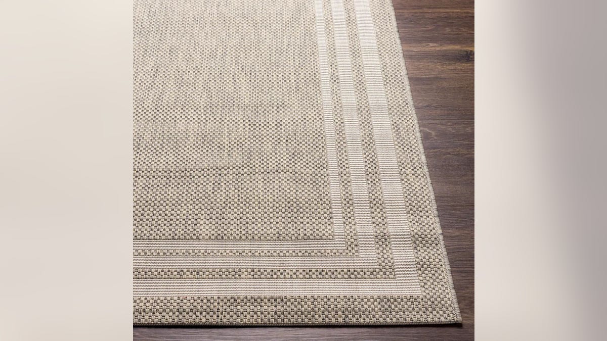 This rug has a simple, beachy design.