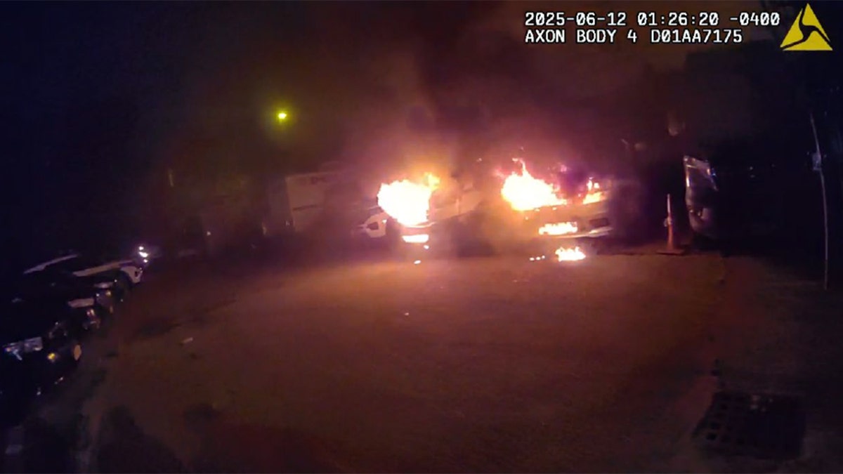 Vehículos de la policía de Nueva York ardiendo en Brooklyn Lot por la noche