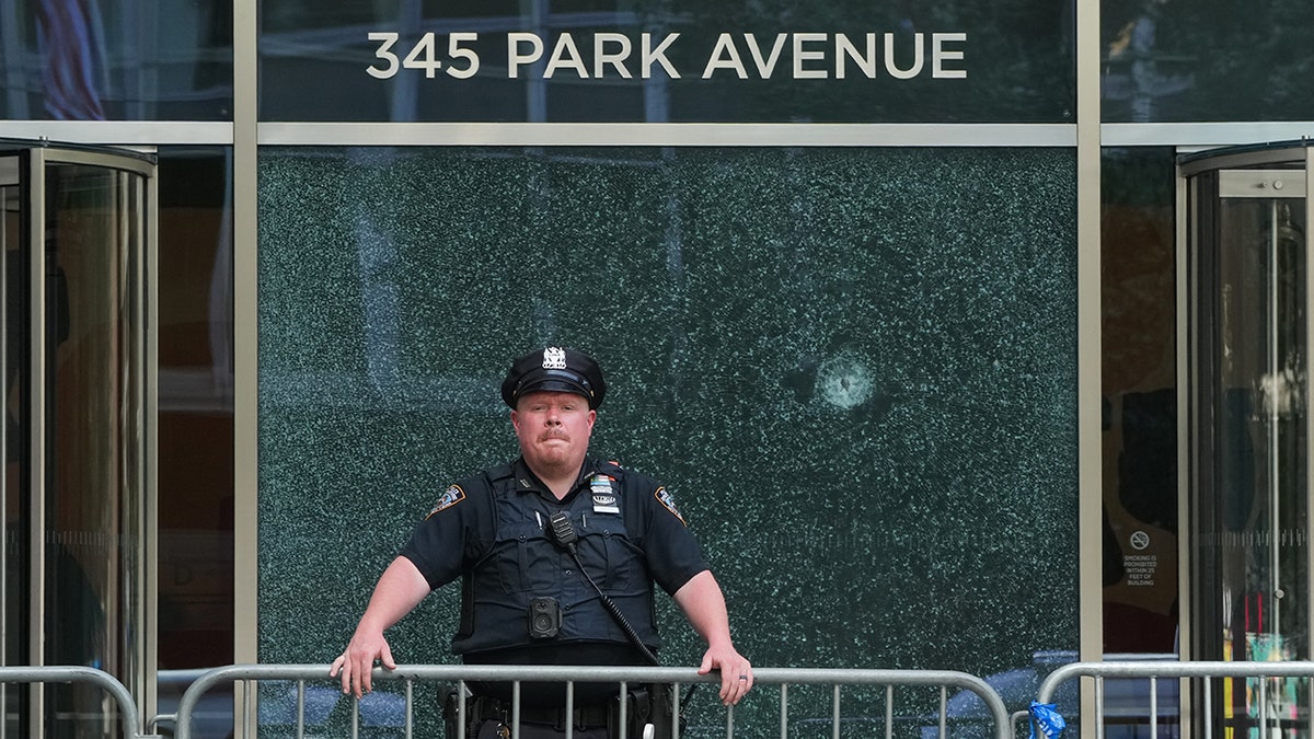 Um oficial da polícia da cidade de Nova York (NYPD) fica do lado de fora do 345 Park Boulevard