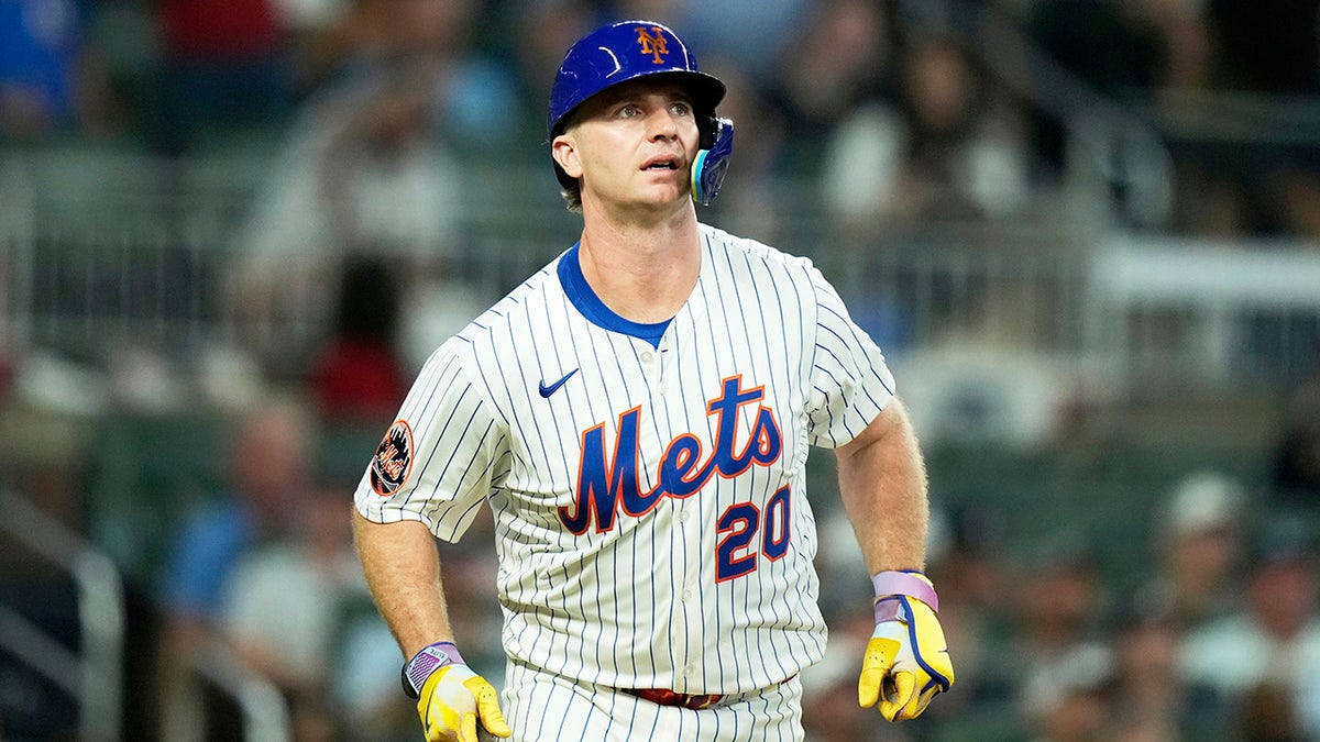 Pete Alonso looks on