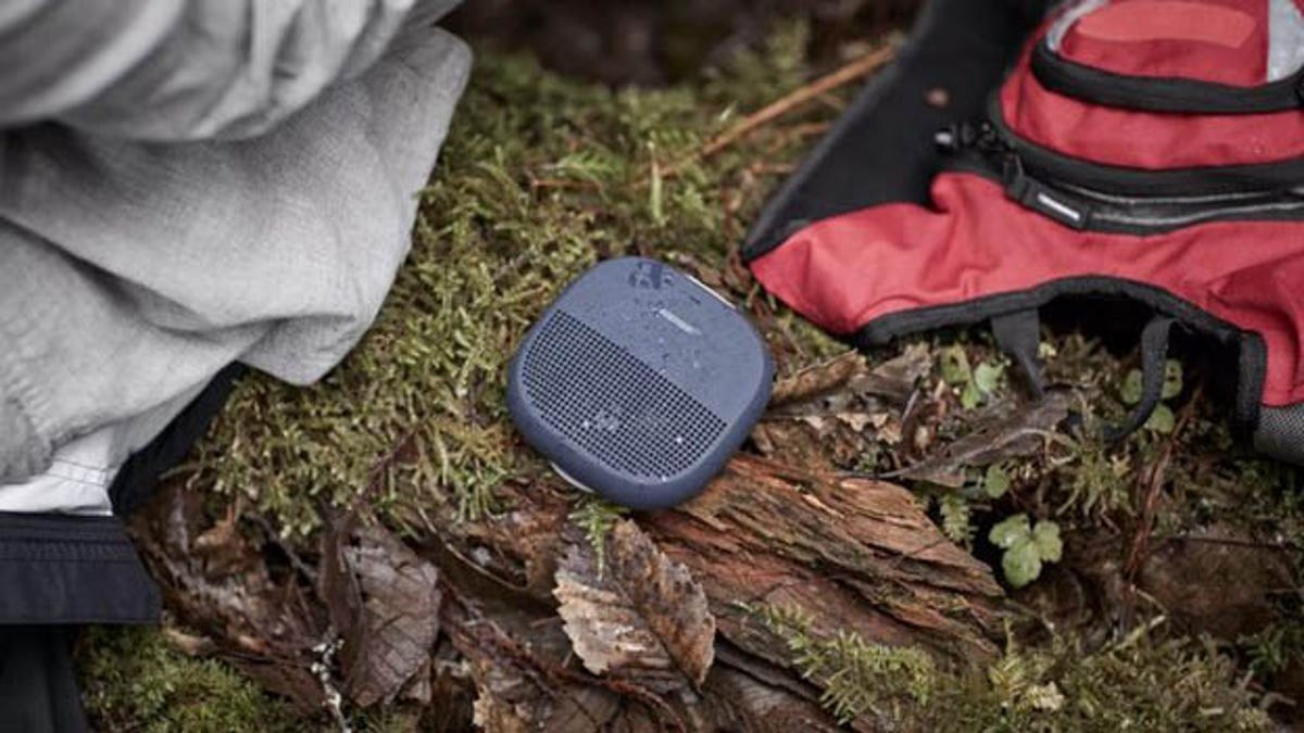 Este mini altavoz se ajusta fácilmente a su bolsillo, pero ofrece un sonido impresionante.