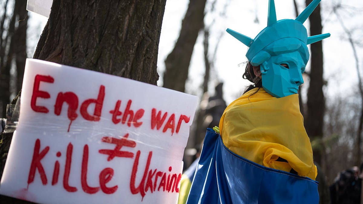 Ukrainians protest Trump administration from Kyiv