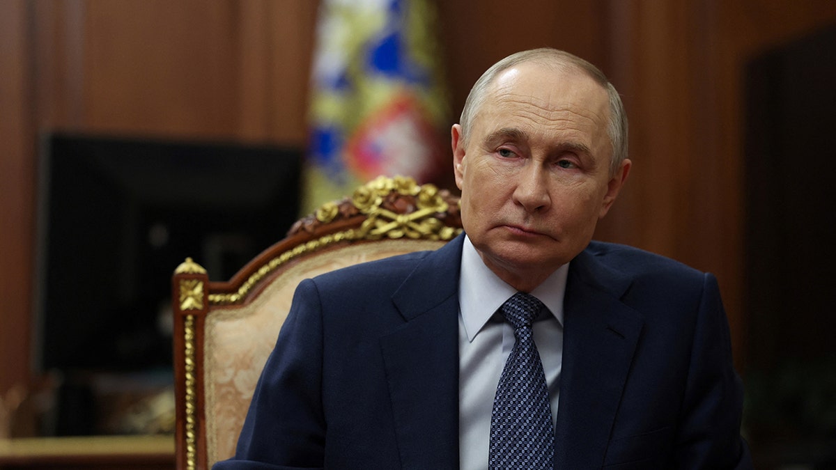 Putin Selama pertemuan dengan pemimpin bank di Moskow