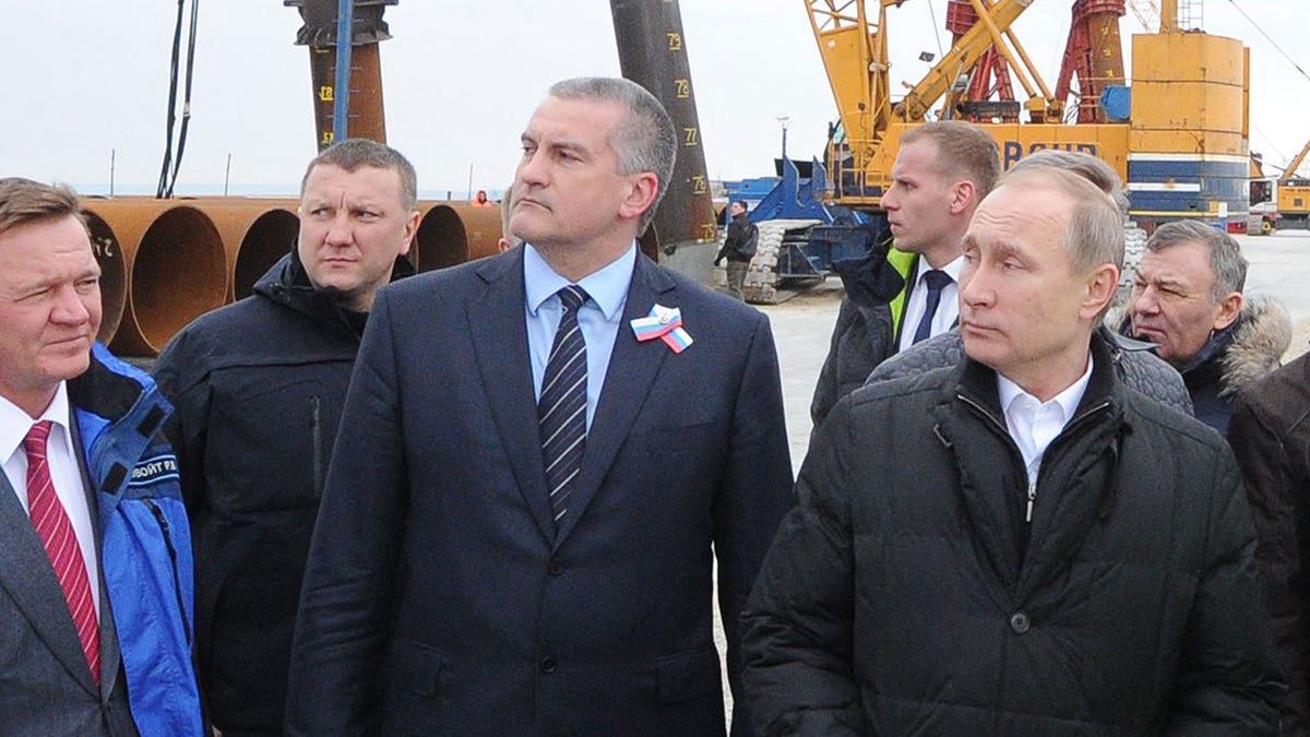 Putin walks with Roman Starovoyt in Crimea