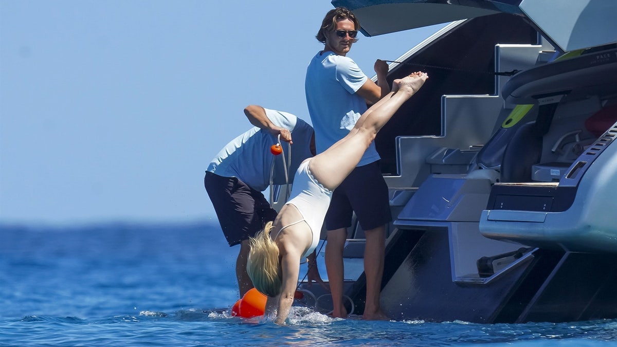 Reese Witherspoon menyelam di air.