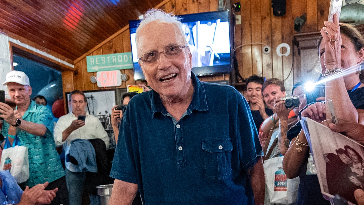 Richard Dreyfuss pinch fans