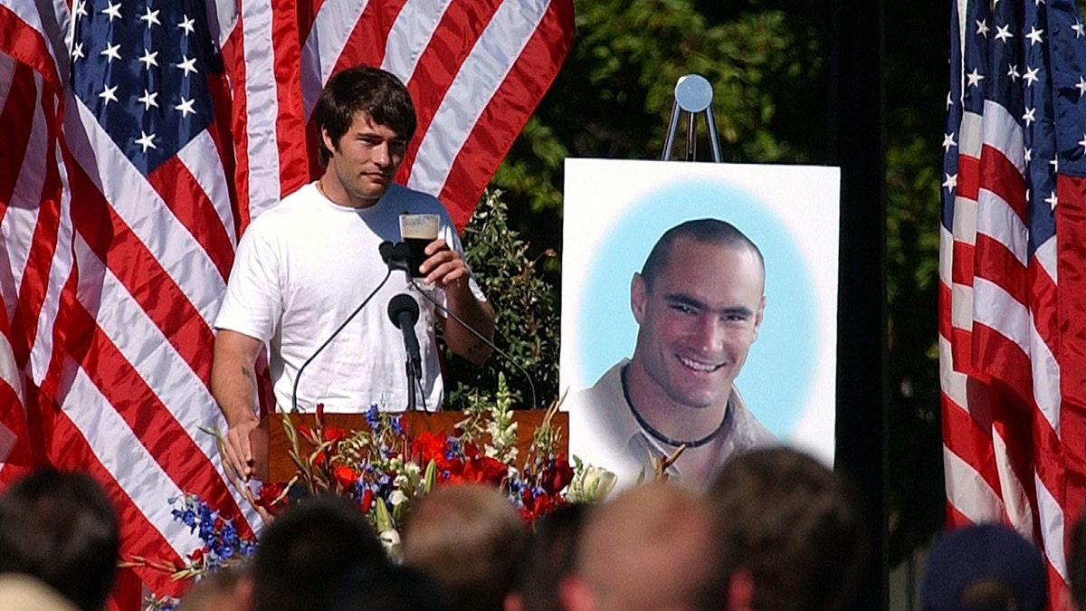 Richard Tillman speaks at brother Pat Tillman's service