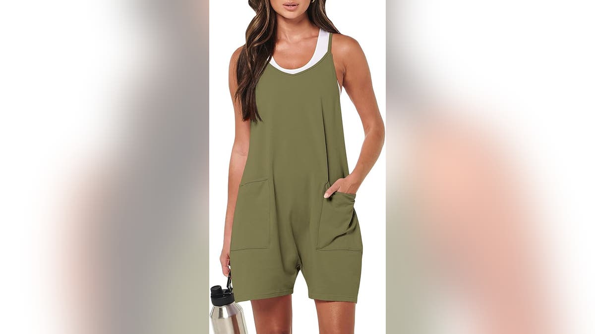 This loose-fit jumpsuit offers total comfort. 