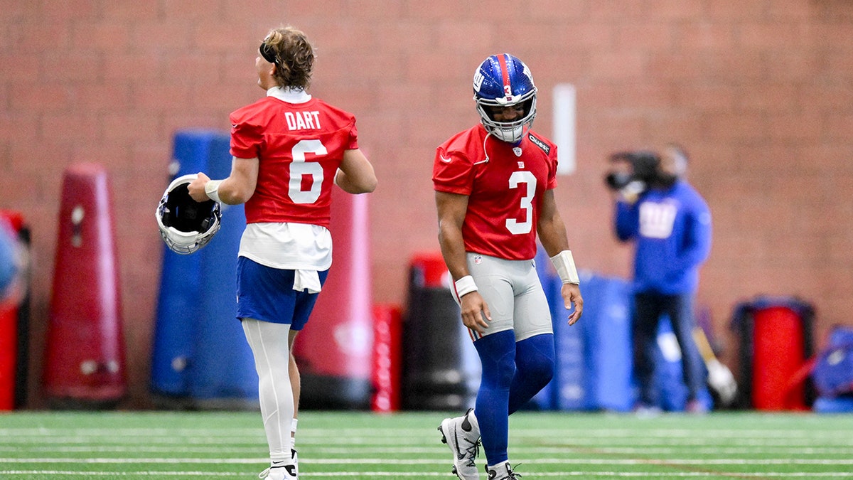 Jaxson Dart ve Russell Wilson eylemde
