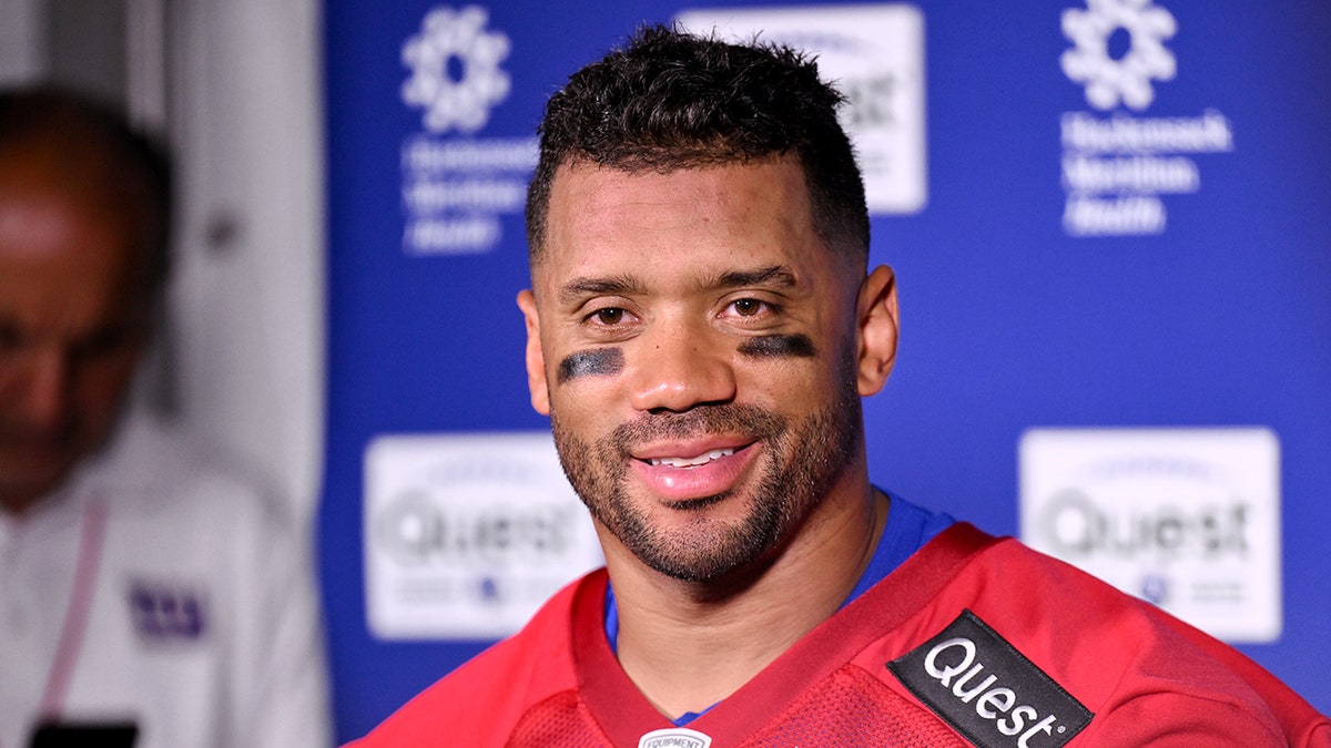 Russell Wilson bakıyor
