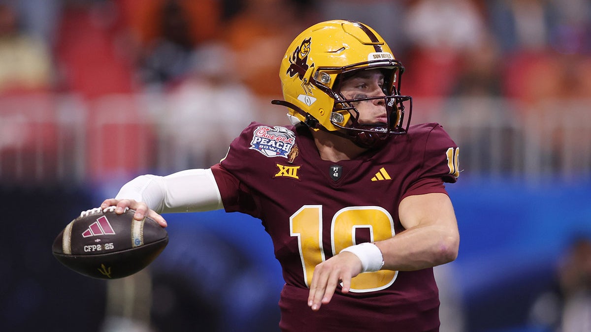 Sam Leavitt throws pass