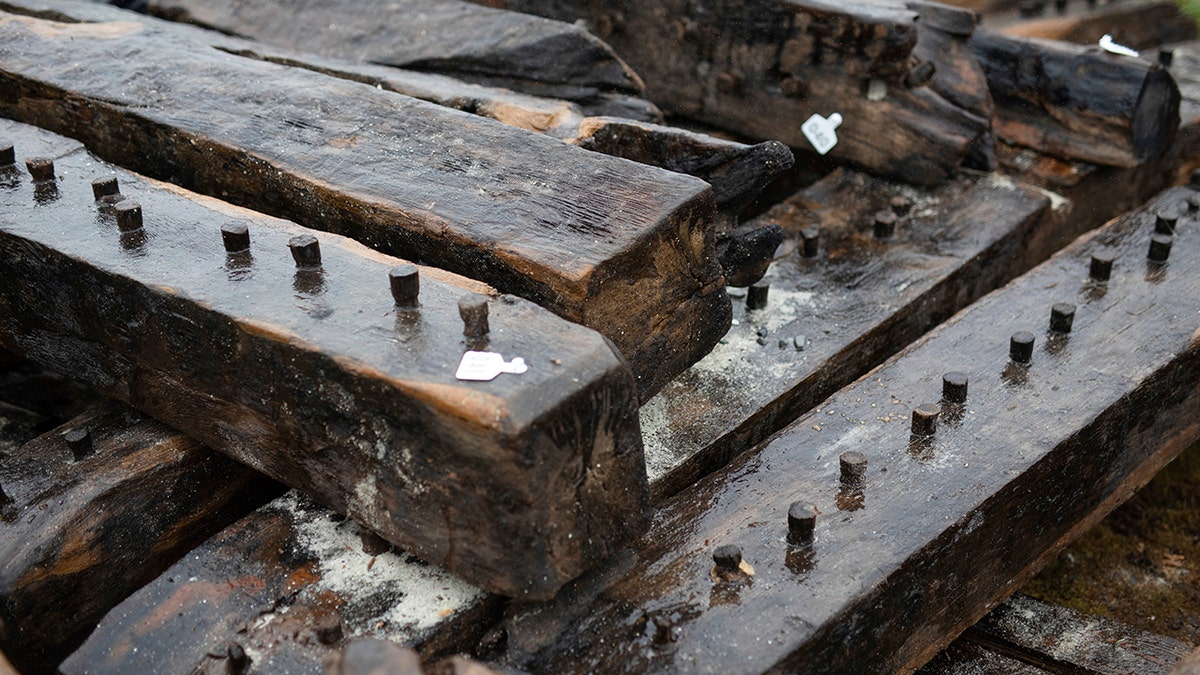 在将桑代木材放在Okney的Sanday Heritage Center的淡水罐中之前,已经看到了Sanday Wreck Wood
