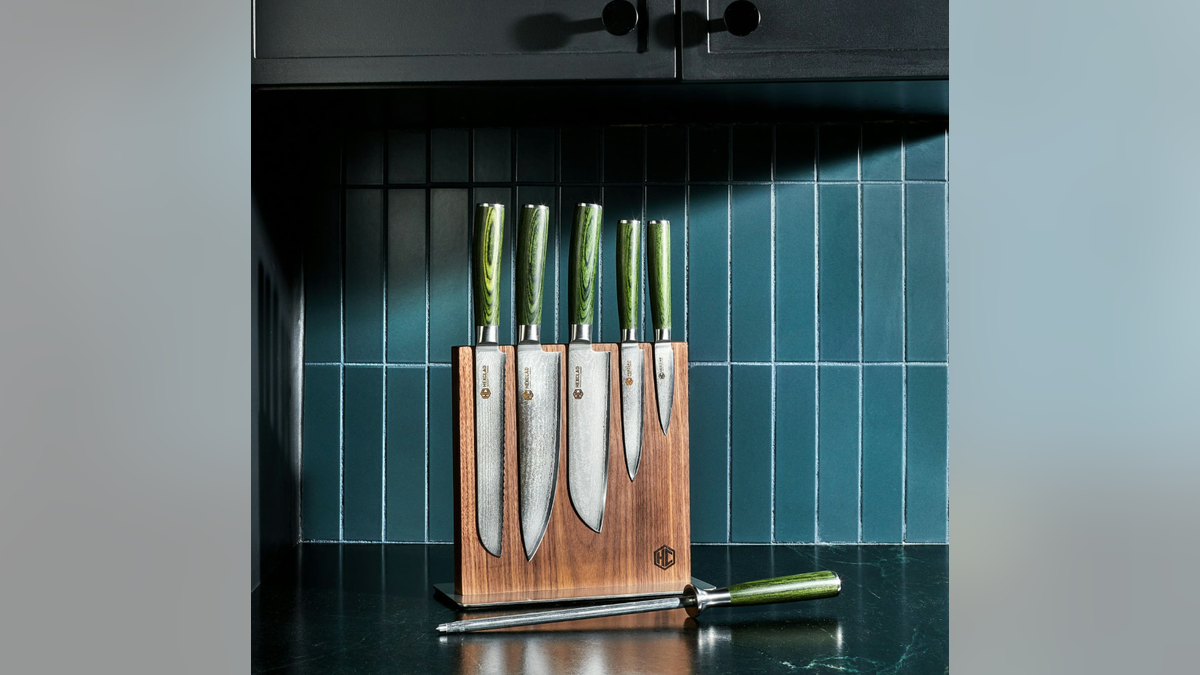 This group includes basal room knives.