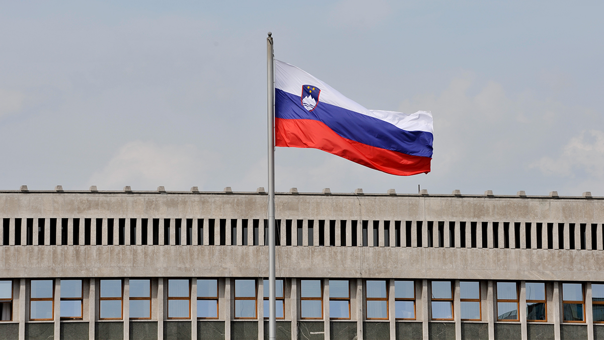 Bendera Slovenia di depan Parlemen.