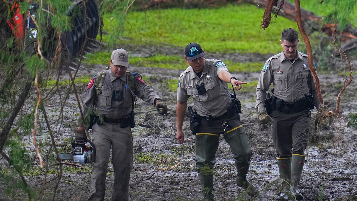 Emergency workers hunt done rubble to find missing group aft flash flood.