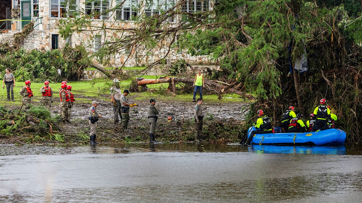 'American hero' saves 165 lives in devastating Texas floods and more top headlines 1 search and rescue crews during Texas floods