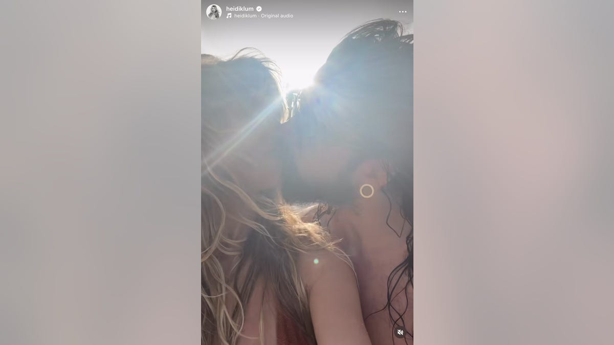 Heidi Klum and Tom Kaulitz kissing