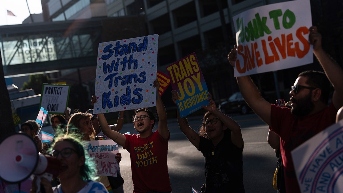 Manifestantes trans fuera del Hospital de Niños de Los Ángeles