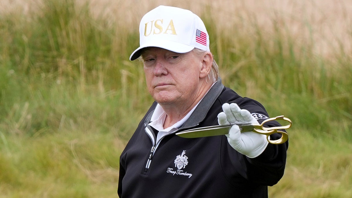 Trump opens a golf course in Scotland