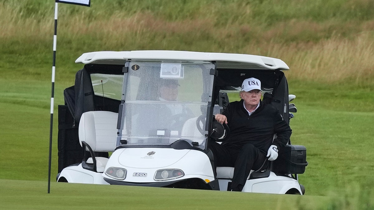 唐納德·特朗普(Donald Trump)總統在蘇格蘭恩德蘭(Trand Turnland)的特朗普轉向高爾夫球場(Turmberry Golf Course)帶來了高爾夫車。