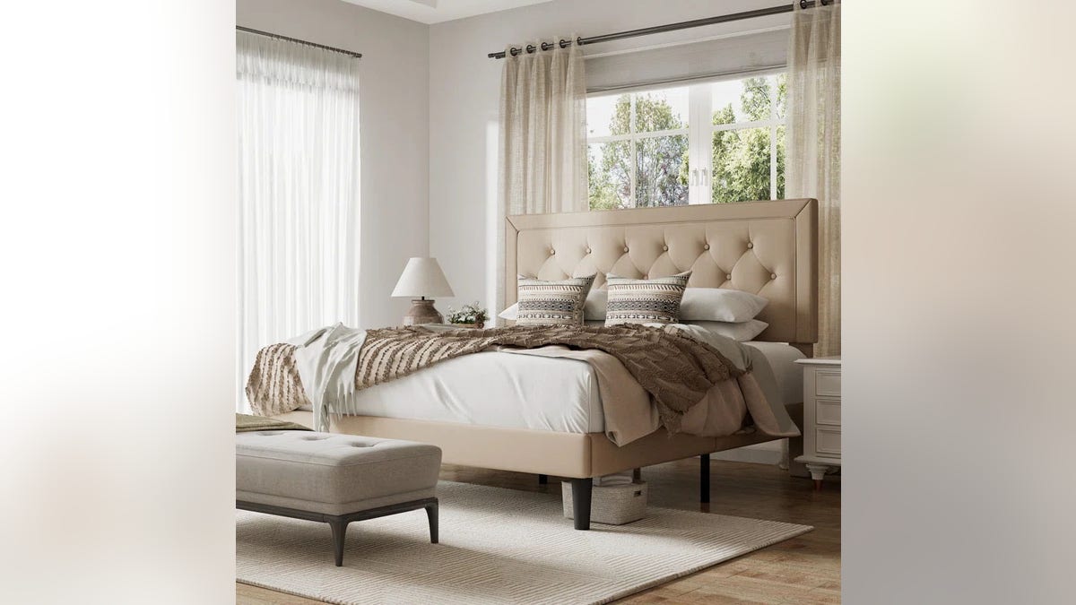 This bed features a classic tufted headboard.?