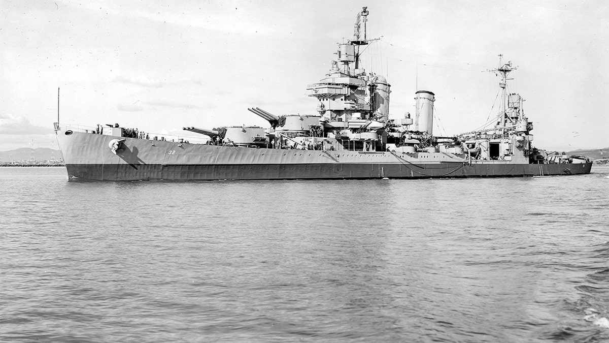USS New Orleans (CA-32), the flagship of the class of heavy cruisers from New Orleans, was strongly damaged during the Battle of the Second World War of Tassafarronga in Guadalcanal when it was struck by a Japanese torpedo, making catastrophically exploding the front magazines and almost tearing a ship shot, including the arc.