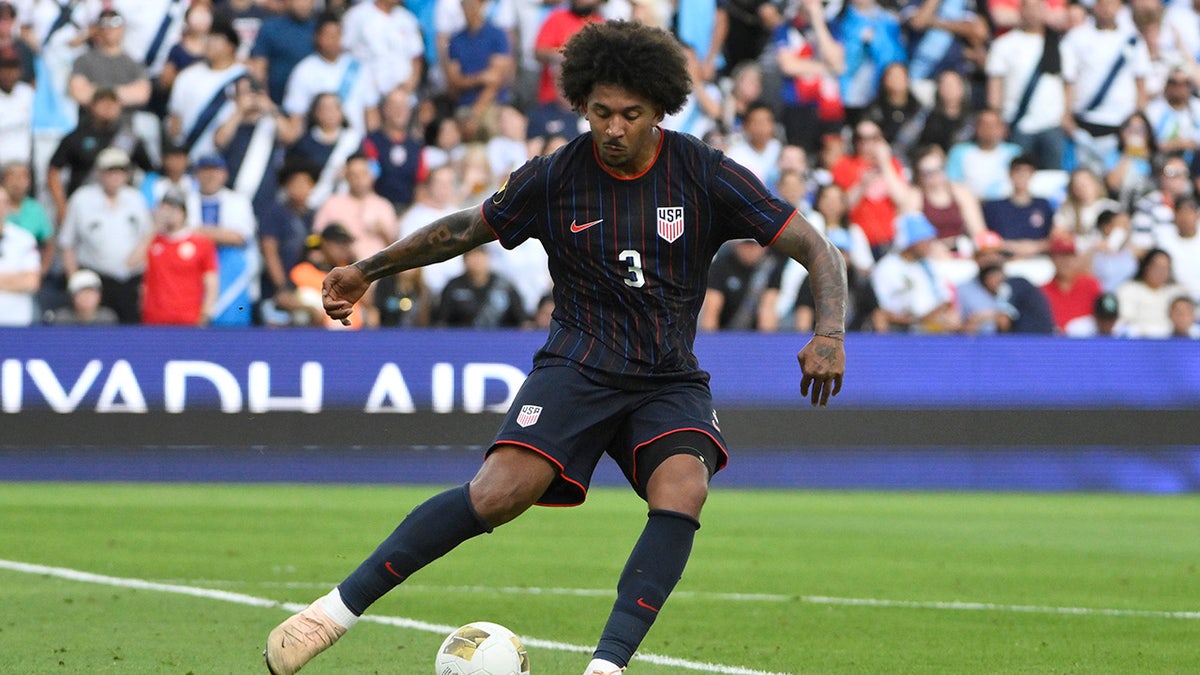 Chris Richards dribbles the ball