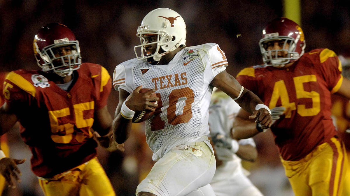 Vince Young runs the ball