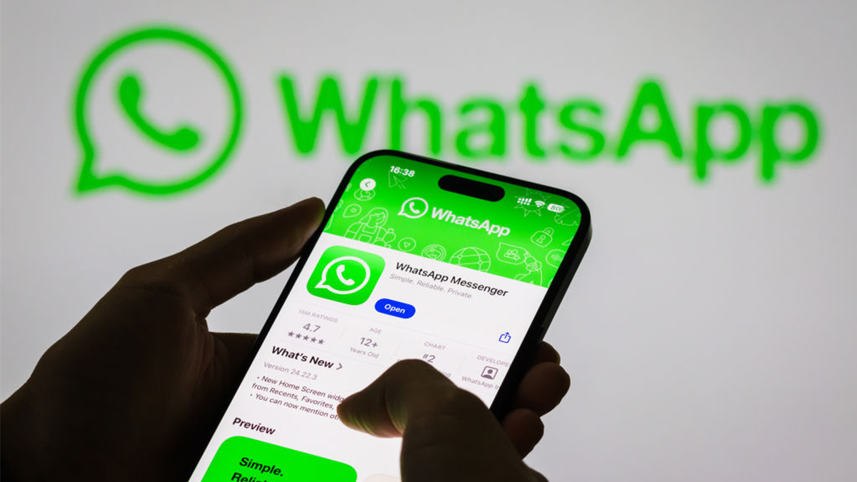 Orang tersebut memiliki smartphone yang menampilkan aplikasi whatsapp