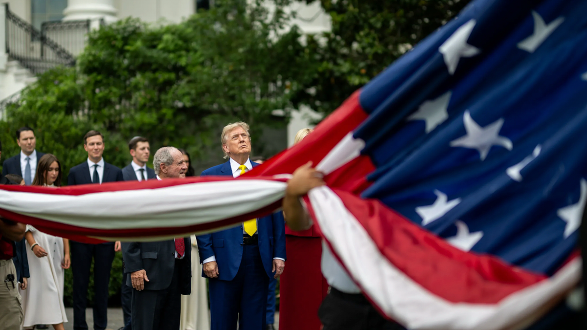 Trump observa la bandera