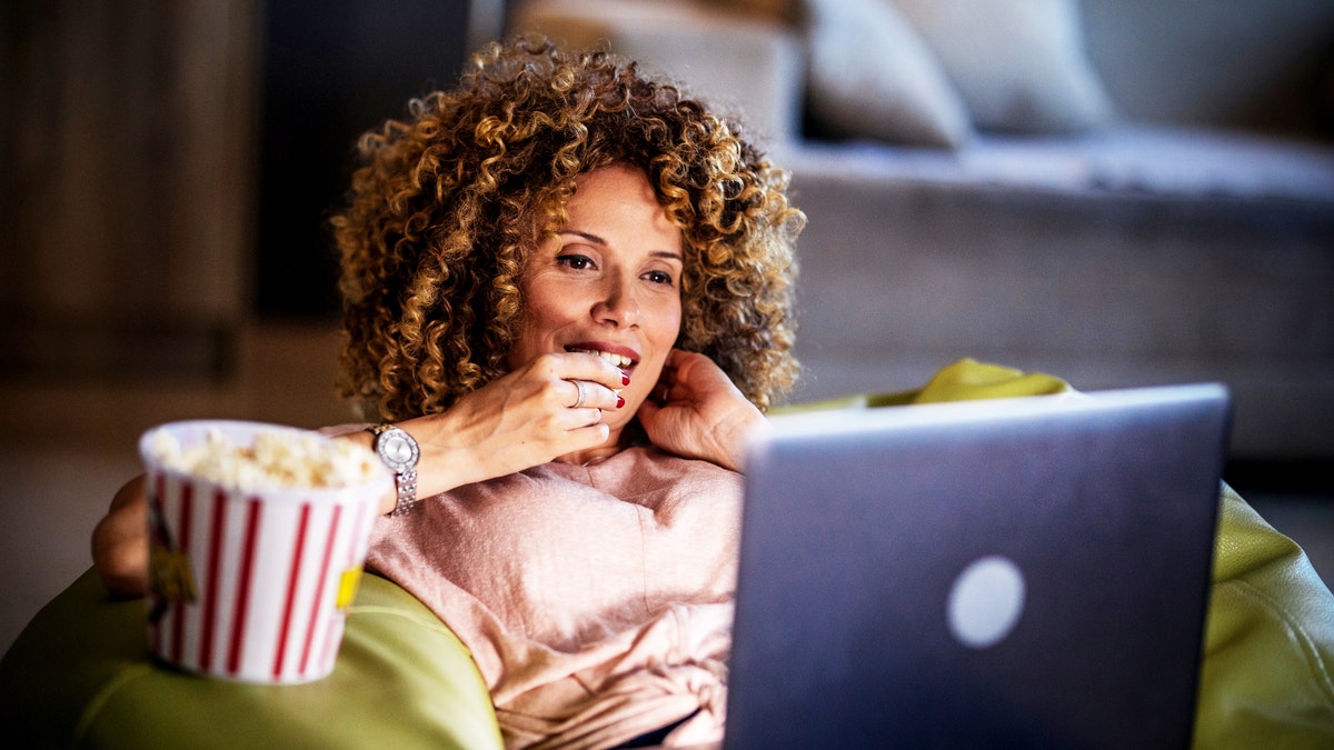 Seorang wanita yang makan popcorn