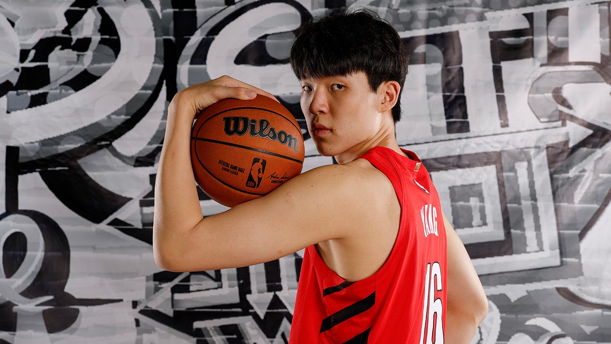 Yang Hansen with the Trail Blazers