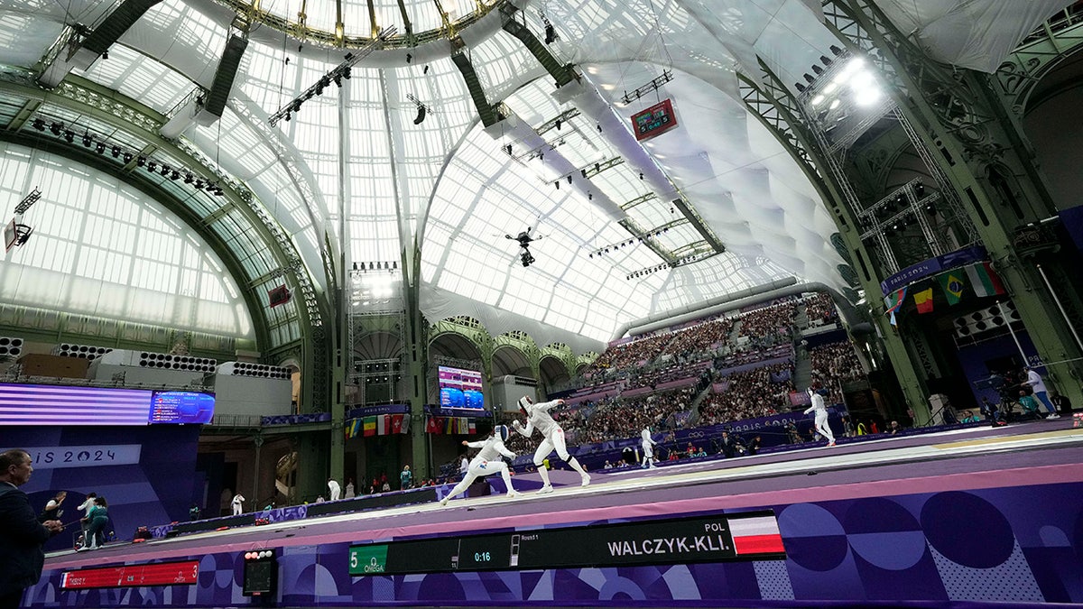 Ysaora Thibus in a foil event